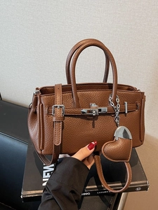 Borsa a mano marrone in pelle martellata con chiusura argento e ciondolo a cuore