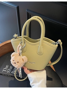 Sac seau en cuir vert clair avec breloque ours et bandoulière réglable amovible