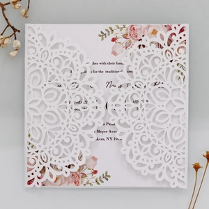 Détail de carte d'invitation avec dentelle découpée au laser et décor floral aquarelle
