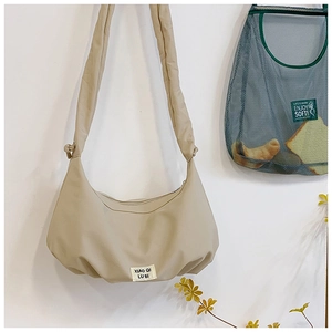 Detail der beige Hobo Bag in Faltenoptik mit weichem, geknotetem breitem Schultergurt