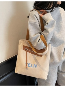 Sac cabas en toile beige avec poche en cuir marron et bandoulière tissée style vintage