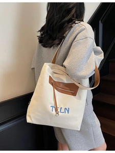 Sac fourre-tout en toile beige à la mode avec poignées en cuir marron et détail frange