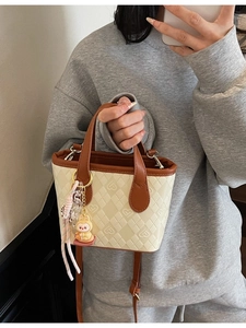Borsa a Secchiello da Donna in Pelle PU con Motivo a Rombi Sbalzato a Forma di Cuore Piccola Borsa a Tracolla con Ciondolo Cartoon