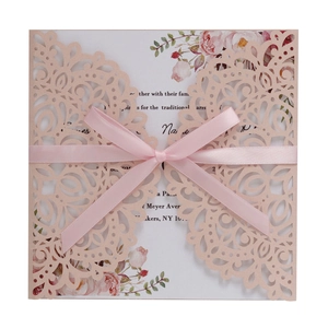 Élégante invitation de mariage découpée au laser rose pêche avec ruban et motif rose