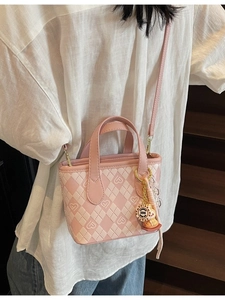 Borsa a secchiello in pelle PU trapuntata rosa e beige con stampa cuore e ciondolo