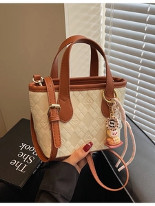Secchiello chic in pelle PU bicolore con motivo a cuore trapuntato e ciondolo