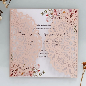 Détail de l'invitation de mariage découpée au laser montrant l'impression florale et le papier