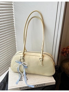 Borsa sottobraccio in pelle beige crema con fiocco a scacchi blu e ciondolo a perla