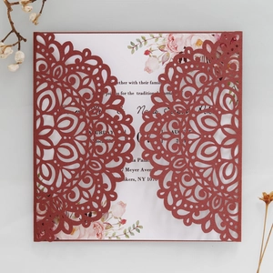 Détail de l'invitation de mariage découpée au laser avec pochette rouge dentelle
