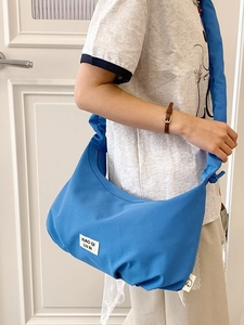 Blaue gefaltete Hobo-Tasche mit großem Fassungsvermögen aus leichtem Nylon-Material