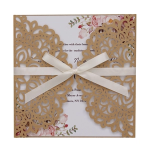Invitation mariage découpée au laser avec dentelle kraft et ruban blanc satin