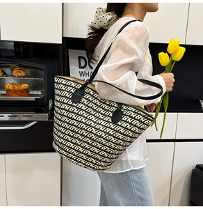 Dettaglio della borsa tote intrecciata con motivo geometrico e spalline in ecopelle nera