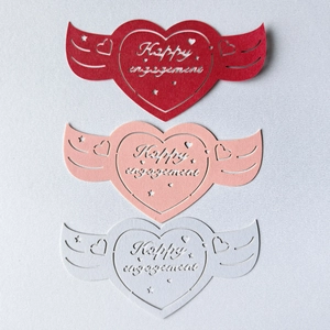 Cartes en cœur découpées au laser avec texte Happy Engagement en rouge, rose et blanc