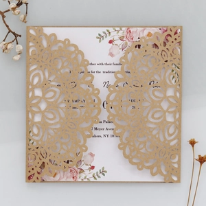 Détail de l'invitation laser mandala avec carte florale sur fond d'accessoires vintage