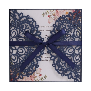 Faire-part mariage bleu marine découpé au laser avec nœud en satin et motif floral