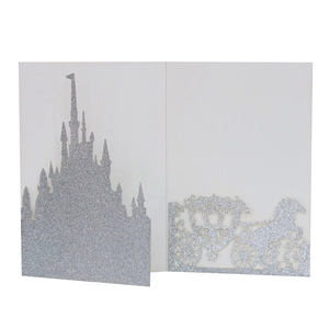 Edle Laser-Cut Hochzeitseinladung in Silber-Glitzer mit Schloss- und Kutschen-Motiv