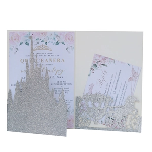 Silber glitzernde lasergeschnittene Schlosseinladung mit Kutsche und Blumenkarte