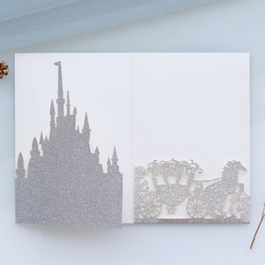 Detaillierte lasergeschnittene Hochzeitseinladung mit silbernem Glitzerschloss und Kutsche
