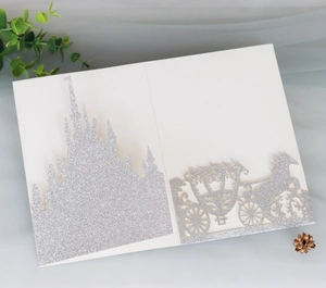 Detail der lasergeschnittenen Hochzeitseinladung mit Glitzerschloss und Kürbiskutsche