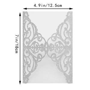 Pochette d'invitation argentée pailletée découpée au laser avec motifs floraux