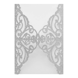 Housse d'invitation argentée scintillante découpée au laser avec motifs volutes