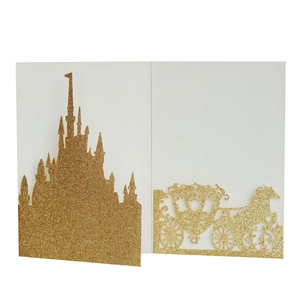 Glitzernde goldene Einladungskarte mit lasergeschnittenem Schloss und Kürriskutsche