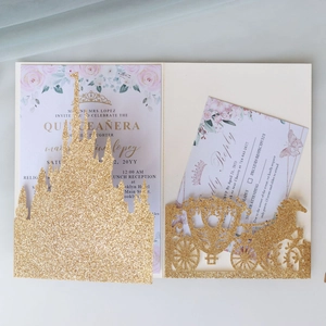 Detail der glitzernden lasergeschnittenen Einladung mit goldener Kutsche und RSVP-Karte