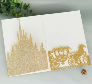 Detail der lasergeschnittenen goldenen Glitzer-Einladungskarte mit Schloss und Kutsche