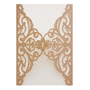 Détail d'invitation de mariage pailletée or rose avec dentelle découpée au laser fleurie