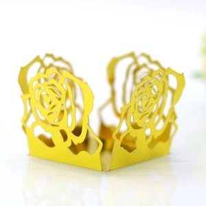 Vue macro de caissettes à cupcakes jaunes découpées au laser avec motifs de roses