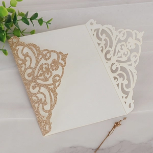 Pochette d'invitation de mariage découpée au laser avec motifs floraux dorés pailletés