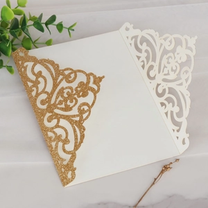 Détail de l'invitation découpée au laser avec paillettes dorées et papier cartonné blanc