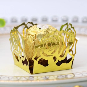 Vue rapprochée de la boîte à bonbons rose dorée découpée au laser sur porcelaine blanche