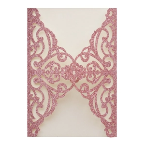Housse d'invitation rose doré pailletée avec motifs floraux découpés au laser