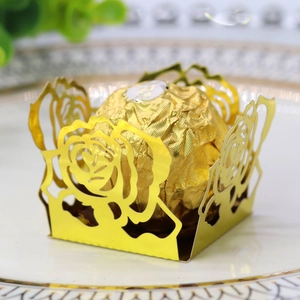 Vue détaillée de l'emballage de chocolat en papier doré découpé au laser pour fête