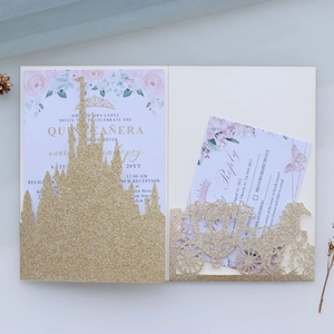 Detailansicht der lasergeschnittenen Einladungskarten mit goldenem Glitzerschloss