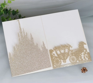 Detail einer lasergeschnittenen Hochzeitskarte mit goldenem Glitzerschloss und Kutsche