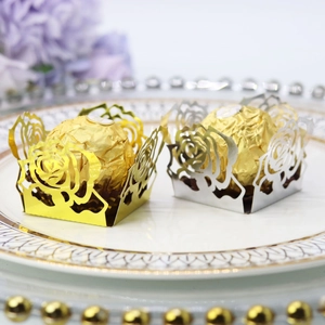 Détail de la boîte à bonbons rose découpée au laser avec fini doré et argenté