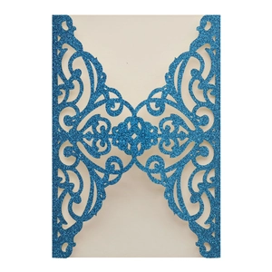 Détail macro du motif floral découpé au laser sur couverture d'invitation bleu pailleté