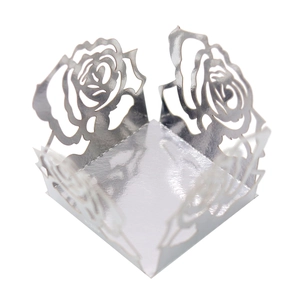 Détail boîte à bonbons argentée découpée au laser avec motif de rose de mariage