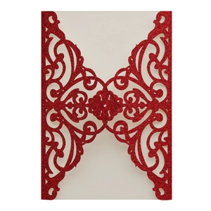 Pochette d'invitation rouge à paillettes découpée au laser avec motif ornemental élégant