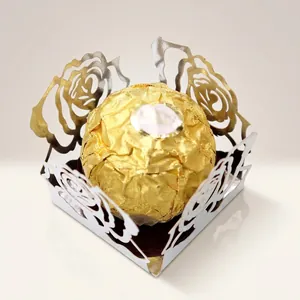 Détail de la rose ajourée découpée au laser sur boîte à bonbons argentée miroir
