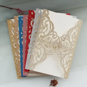 Détail de cartes d'invitation à paillettes découpées au laser en or argent et rose