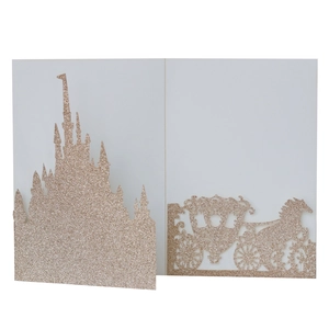 Detail der lasergeschnittenen champagnergoldenen Glitzerkarte mit Schloss und Kutsche