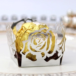Détail macro du support à chocolat argenté découpé au laser pour cadeaux de mariage