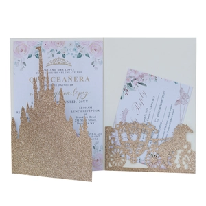 Details des lasergeschnittenen Glitzerschloss-Einladungssets mit Champagner-Gold-Kutsche