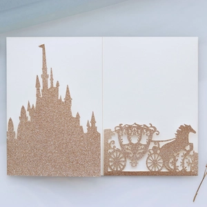 Detail der lasergeschnittenen Hochzeitseinladung mit Schloss und Kutsche in Roségold