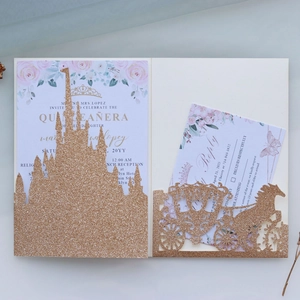 Laserschnitt-Einladungsset mit Schloss- und Kutschenmotiv in Roségold-Glitzer