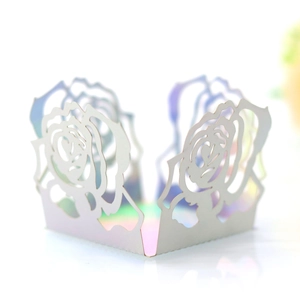Détail de motif de rose découpé au laser sur contour de cupcake irisé pour mariage
