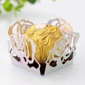 Gros plan sur une boîte à bonbons rose découpée au laser avec finition miroir argenté
